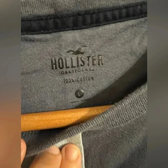 Hollister Tshirt - Picture 2 of 3